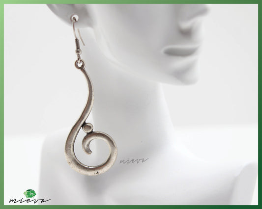 Sophisticated Silver Swirl Earring with Elegant Curve Design