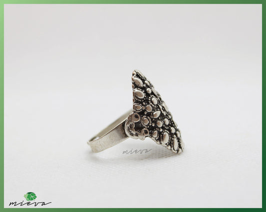 Vintage-Inspired Textured Leaf Band Ring